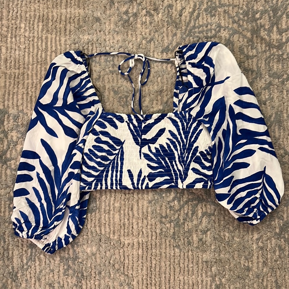 Colorful crop top with flowy sleeves